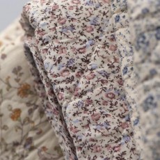 Quilt / Vattæppe creme m/ rosa & blå blomster - Ib Laursen 130x180