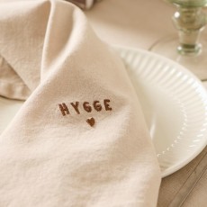 Stofserviet "Tradition" sandfarvet m/ Hygge - Ib Laursen